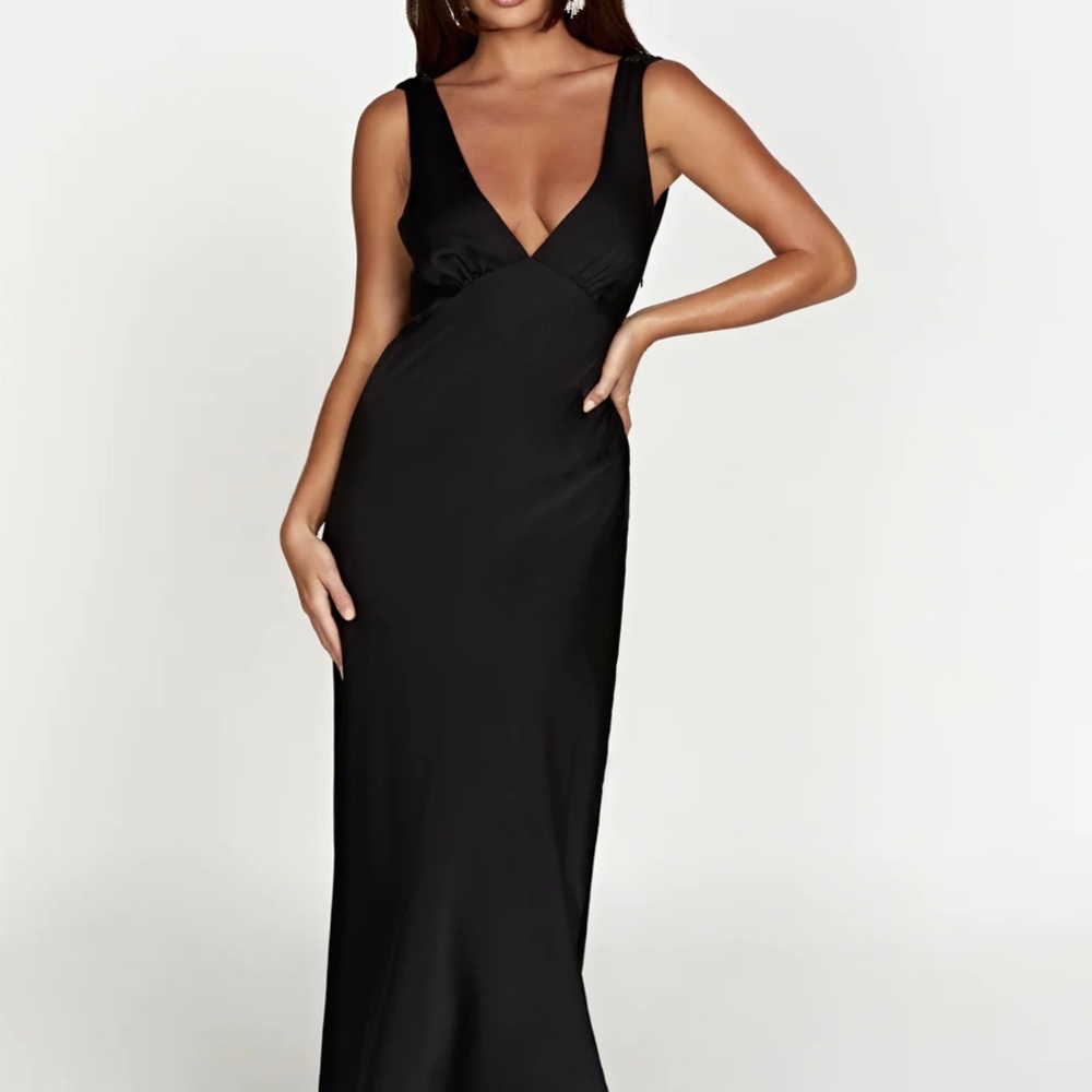 Meshki Elegant Black Sleeveless Maxi Dress
